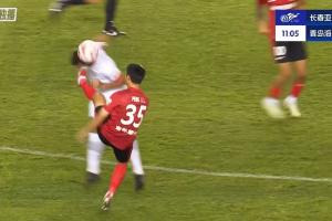 差點一次防守兩張紅牌！彭欣力抬腳過高踢到對手面部，吃到黃牌