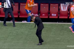 這是梅西？！目睹小蜘蛛任意球直接破門，西蒙尼場邊捂臉不敢相信