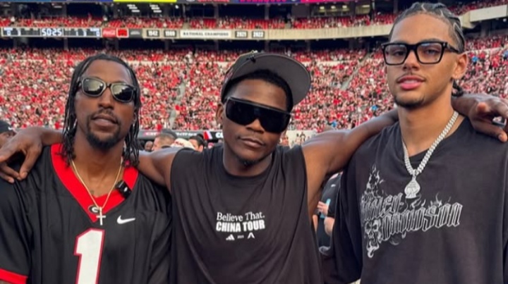 華子重返母校看球 還不忘穿“China Tour”特制T恤