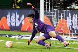 定海神針！海港二門陳威單場貢獻10次撲救，最后時刻化解必進球