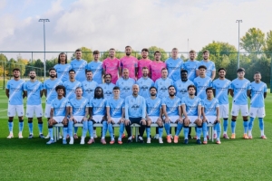 曼城新賽季全家福：瓜帥C位，左側(cè)為福登，右側(cè)為B席