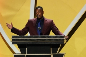 皮爾斯：有女孩用手機查隊里每個人的薪資 專挑中后段的球員下手