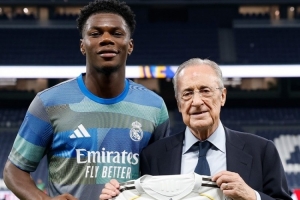 里程碑！瓊阿梅尼西甲出戰(zhàn)100場，老佛爺為其頒發(fā)紀念球衣