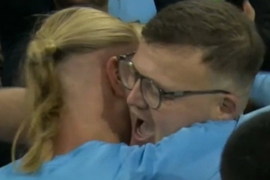 親切互動！哈蘭德賽后送球衣，球迷激動擁抱+獻吻