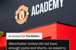 淪落至此！曼聯(lián)U13迎戰(zhàn)埃弗頓時(shí)裝備不足 向?qū)κ纸枨蛞m和短褲出戰(zhàn)