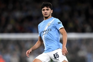 郵報：曼城有可能在冬窗就補強右后衛，將視胡桑諾夫發展情況而定