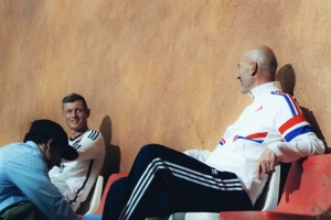 ??三代中場(chǎng)大師的聚會(huì)！阿寬社媒更新與齊達(dá)內(nèi)、哈維合體拍廣告