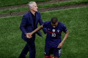 德尚談姆巴佩傷情：我和他有多次交流，不幸的是受傷部位被撞到