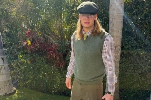 英倫紳士范！哈蘭德社媒曬穿搭照片：綠色帽子+馬甲