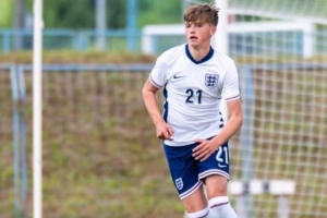 記者：紐卡擊敗曼聯(lián)等隊(duì)，將以37.5萬鎊+獎(jiǎng)金簽約15歲神童中衛(wèi)