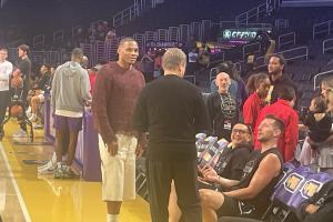 國王新援！威少到場觀戰(zhàn) 與湖人助教布魯克斯開心交流