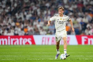 記者：受傷的赫伊森仍然來到皇馬訓練基地，他希望盡快恢復