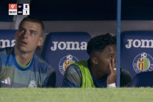 枯坐板凳！恩德里克知道沒有機(jī)會(huì)出場后怒踢水瓶，阿隆索不高興