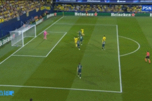 別扒拉我??佩佩沖撞多納魯馬，多納魯馬揪其衣領(lǐng)摸他頭被推開