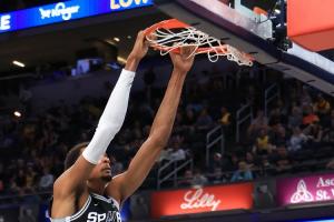 夏天苦練成果！文班完爆濃眉+萊夫利雙塔 29分鐘狂砍40分15板3帽