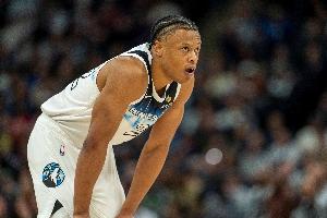 愛德華茲：克拉克打得很出色 他做的事情提升了球隊的防守