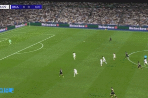 尤文連續(xù)配合反擊，卡盧盧傳中被阿森西奧解圍