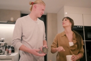 好甜??哈蘭德說女友踢球像吉格斯，女友嘲笑哈蘭德盤帶不行