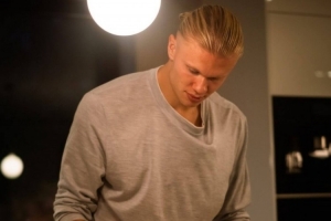 哈蘭德在家使用紅外線理療促進血液循環(huán)，本人是吃貨&烹飪愛好者