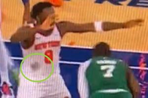 ??發際線粉蹭掉了！杰倫-布朗的頭一通亂蹭 OG球衣一大團黑