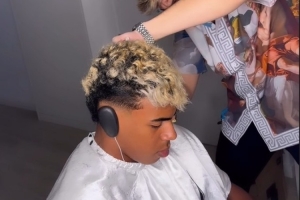 兵馬未動先修發型！發型師曬照，在國家德比前為亞馬爾打理發型