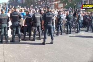 國家德比的氛圍！巴薩球員抵達伯納烏時，遭場外皇馬球迷西語國罵