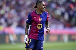 世體：拉菲尼亞親臨國家德比現場助威，他預計在11月休賽期后復出