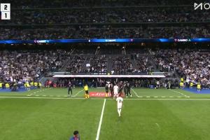 全場起立鼓掌！姆巴佩第90分鐘被貢薩洛換下，與阿隆索擊掌致意