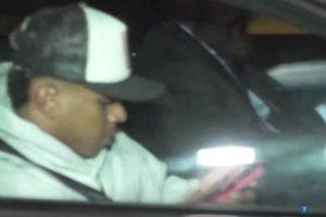 失望而歸！亞馬爾已回到巴塞羅那，乘車離開+低頭看手機