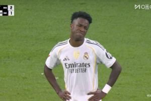 維尼修斯第71分鐘被換下，看起來非常不滿，徑直回到更衣室