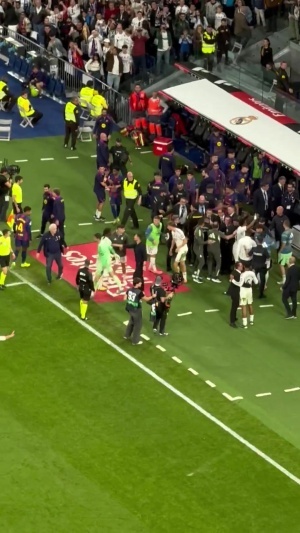 皇馬球迷高喊‘p**a Barca’辱罵巴薩，赫伊森示意球迷們再大聲點