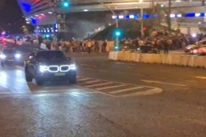 開心！赫伊森父子鳴笛與皇馬球迷互動，慶祝國家德比取勝