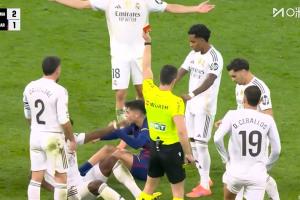 佩德里染紅！佩德里趟球過大犯規吃到第2黃 此前拉拽維尼修斯染黃