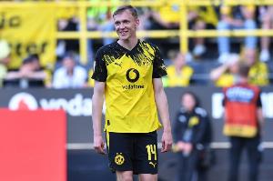 圖片報談拜爾扔飛鏢慶祝動作：致敬英國飛鏢傳奇人物斯蒂芬-邦廷