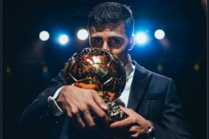 曼城官推曬羅德里親吻金球獎照片：去年今日，羅德里獲得金球獎