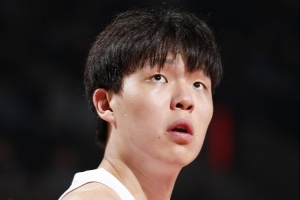 解說：楊瀚森需要很好的投籃環(huán)境 他與隊友&對手都不在一個節(jié)奏上