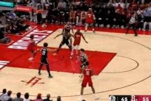 越打越順！杜蘭特變向過人后助攻底線空切的阿門扣籃取分