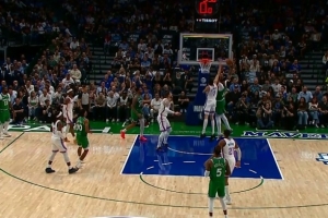 可惜！濃眉籃下接球力壓切特單臂暴扣 但24秒違例在先