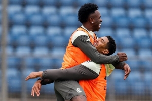 道歉后回歸訓練！皇馬官方曬照：維尼修斯與貝林厄姆激情熊抱