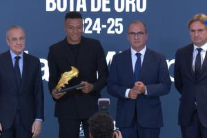 生涯首次獲選！姆巴佩領取24-25賽季歐洲金靴，皇馬全隊到場支持