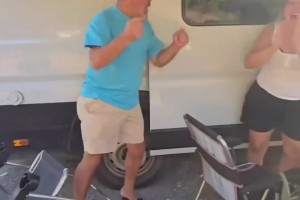 兒子進球啦！居勒爾父母看到兒子進球后非常激動