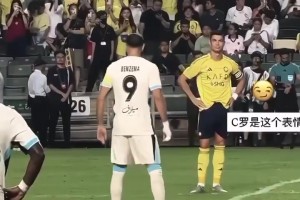 C羅和本澤馬在開球前沒有交流，但C羅一直在注視著本澤馬??