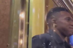 皇馬球員抵達酒店，姆巴佩不斷和阿拉木圖的球迷打招呼