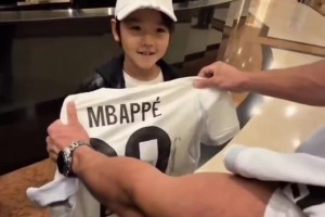 追星成功！阿拉木圖小球迷在酒店等到凌晨，終于拿到了姆總簽名