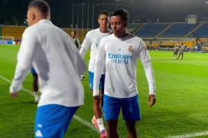 阿拉木圖這球場竟然是人工草，皇馬這踢的習(xí)慣嘛??