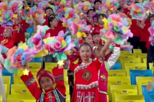 點燃鳳凰山公益看臺，近600名成都少年齊唱《有我》《愛我中華》