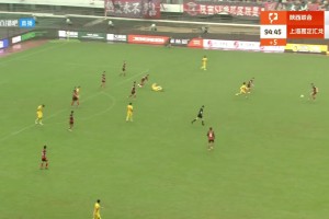 黃潛門將試圖干擾維尼修斯，姆巴佩看到后一把推開他