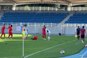 只給黃牌？？??王鈺棟熱身賽遭對方飛踹