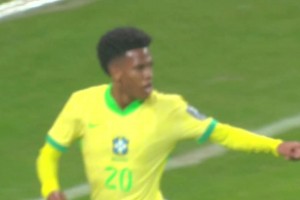 日本大力金剛腿！世界波被巴拉圭門將托了一下還是進(jìn)球了??