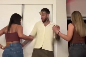 拉莫斯你好騷呀~??沒想到你小子竟然和倆美女一起跳小舞~